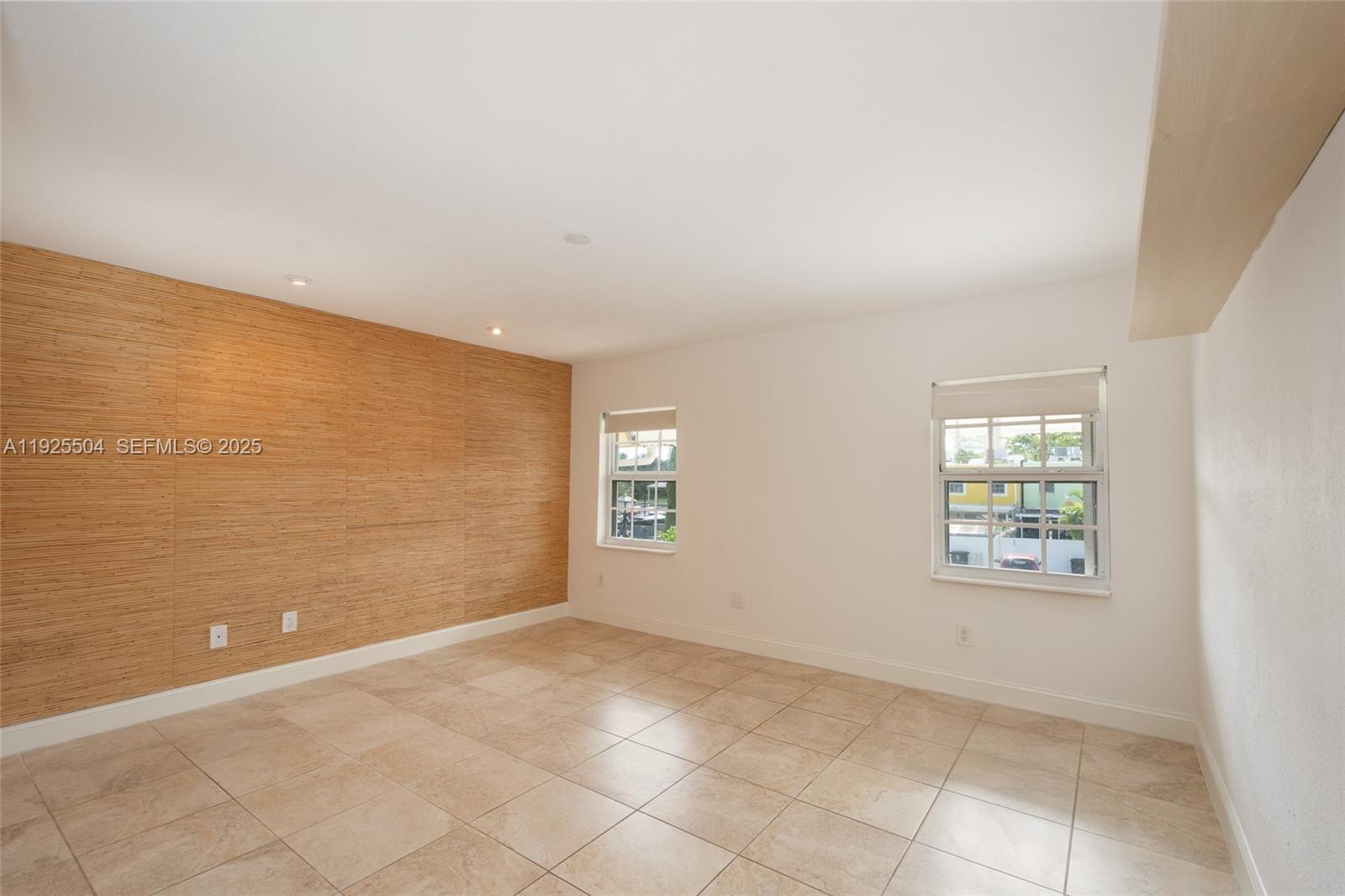 EXECUTIVE MANORS - Residential