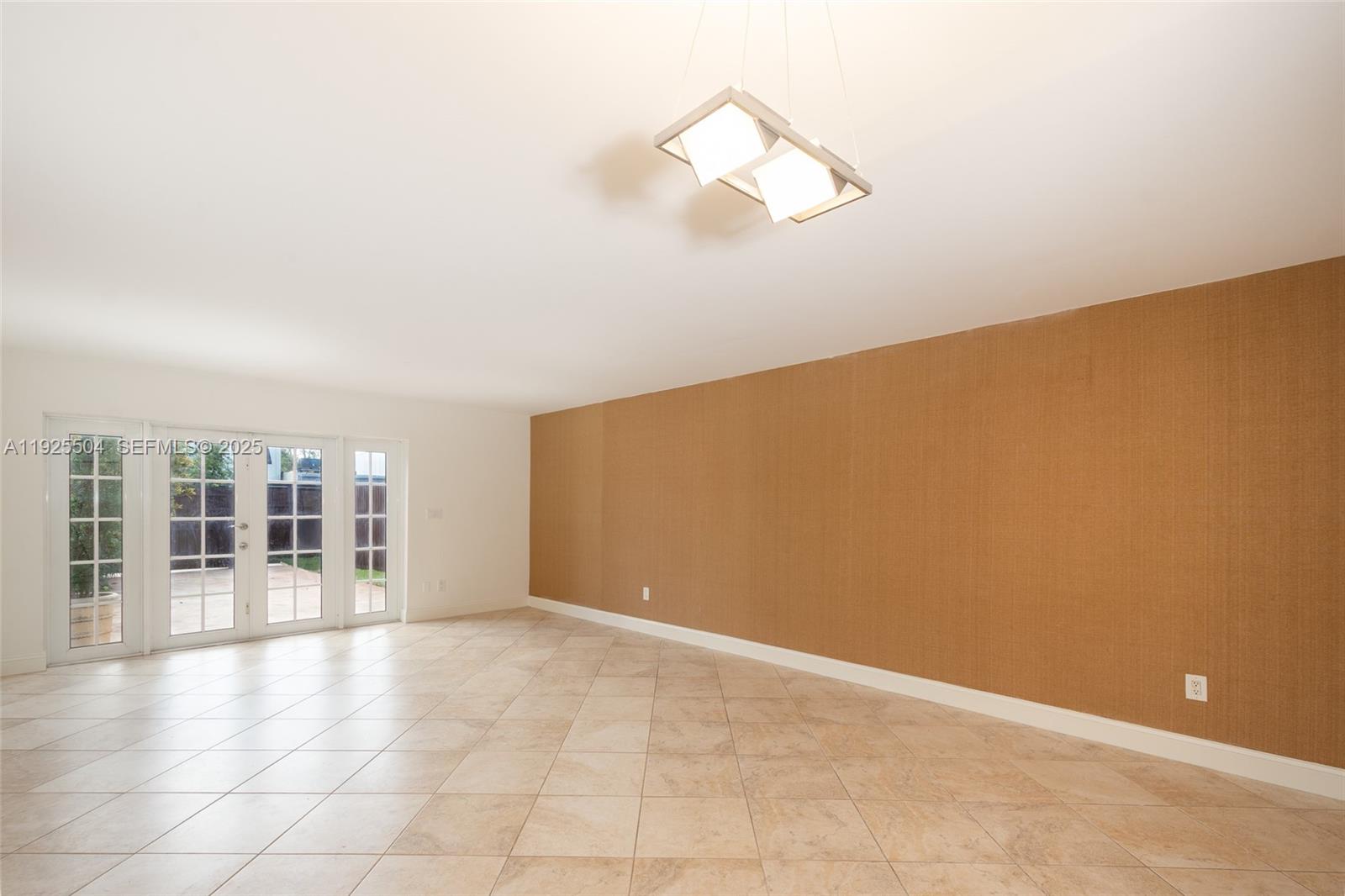 EXECUTIVE MANORS - Residential