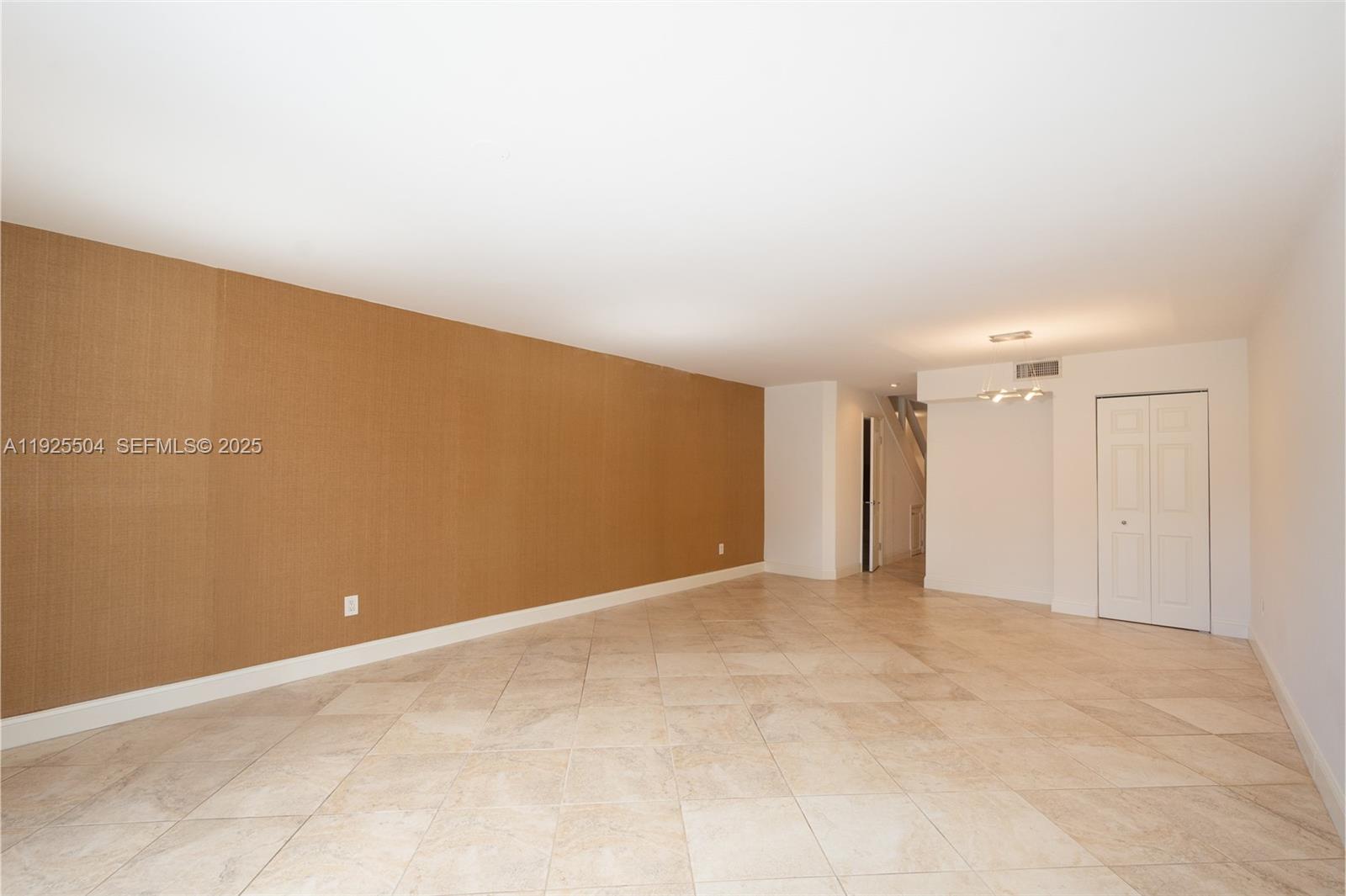 EXECUTIVE MANORS - Residential