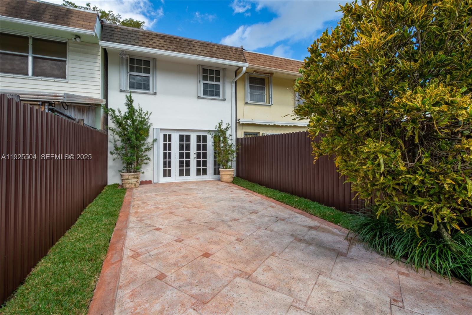 EXECUTIVE MANORS - Residential