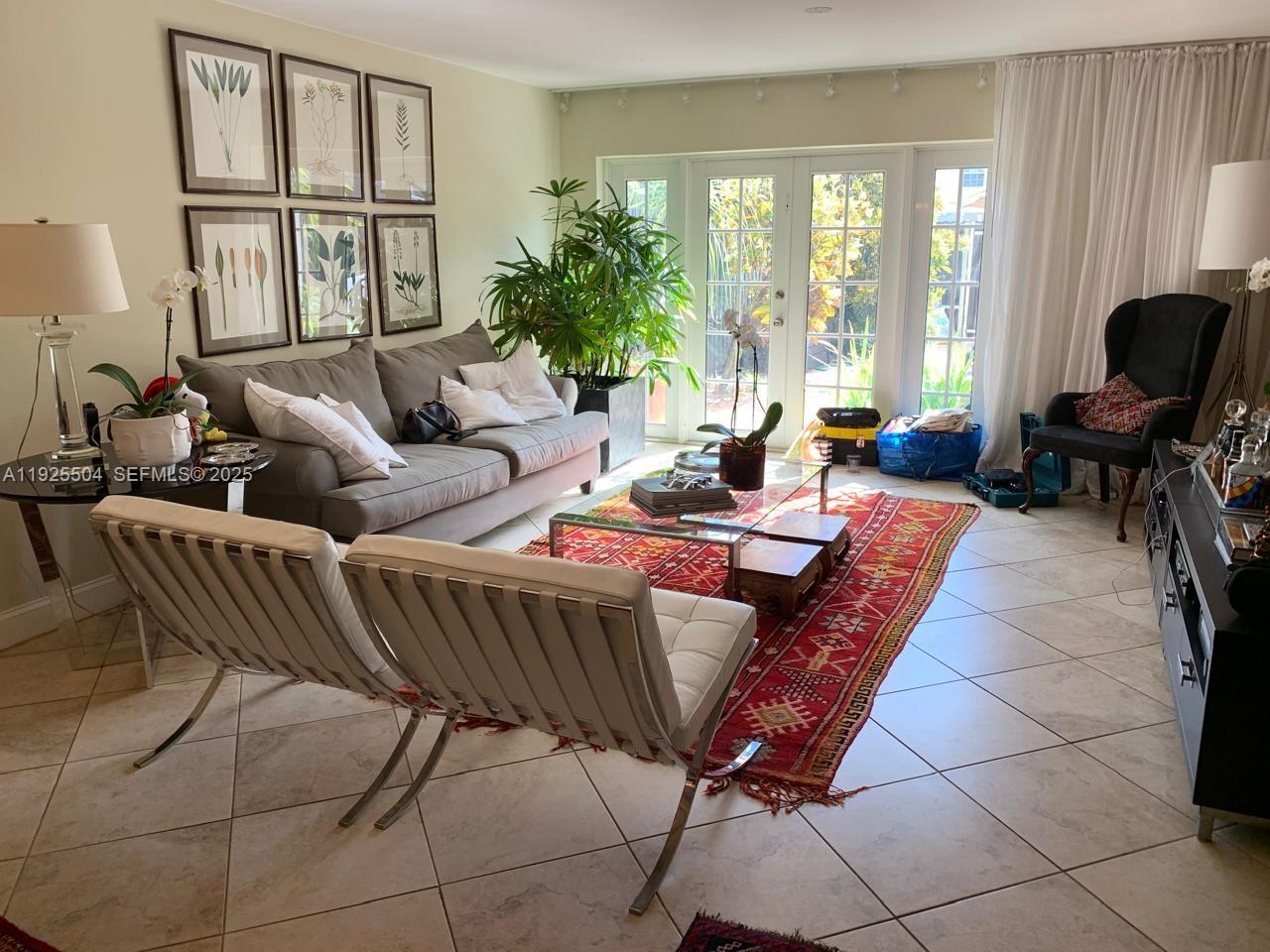 EXECUTIVE MANORS - Residential