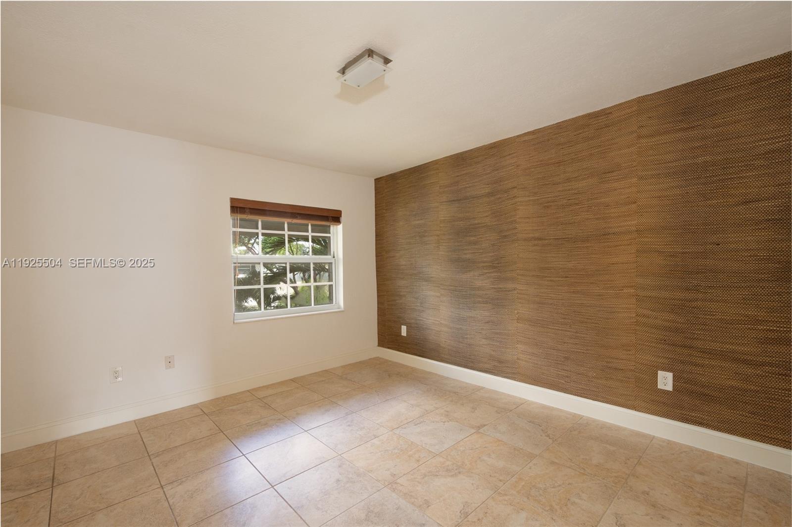 EXECUTIVE MANORS - Residential