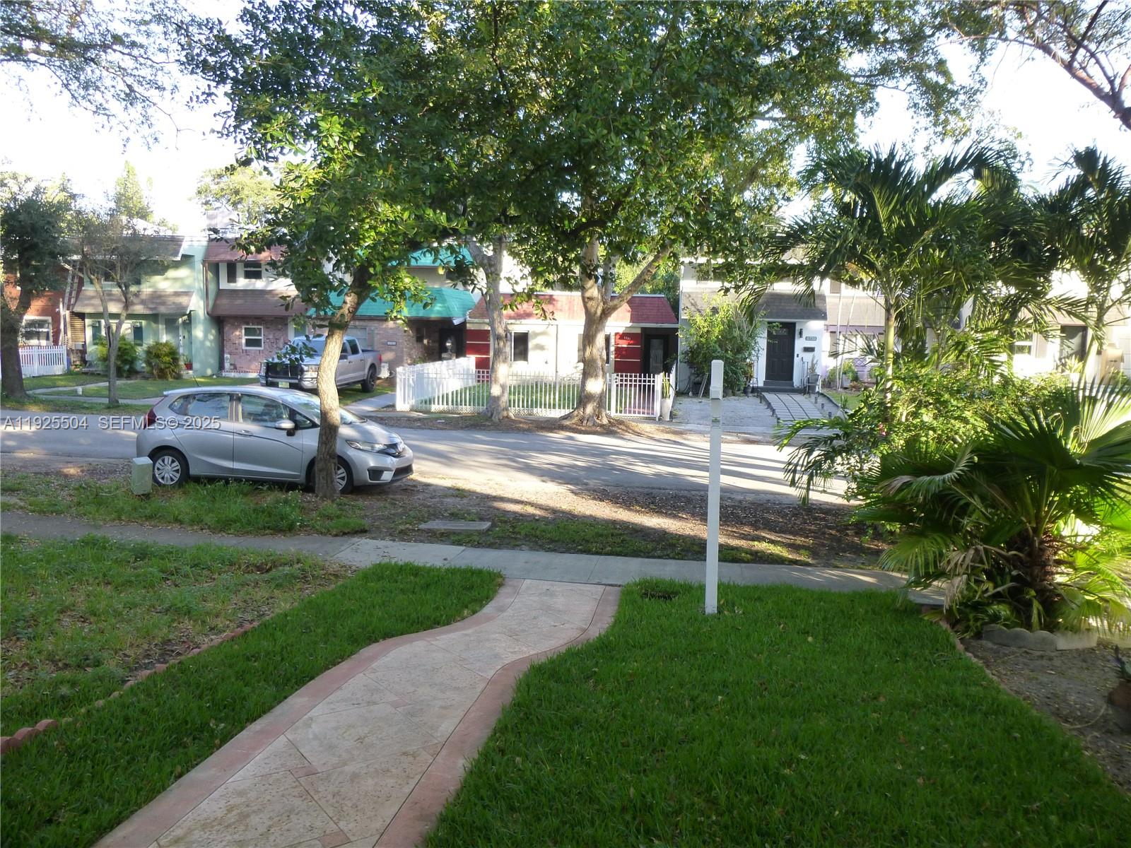 EXECUTIVE MANORS - Residential