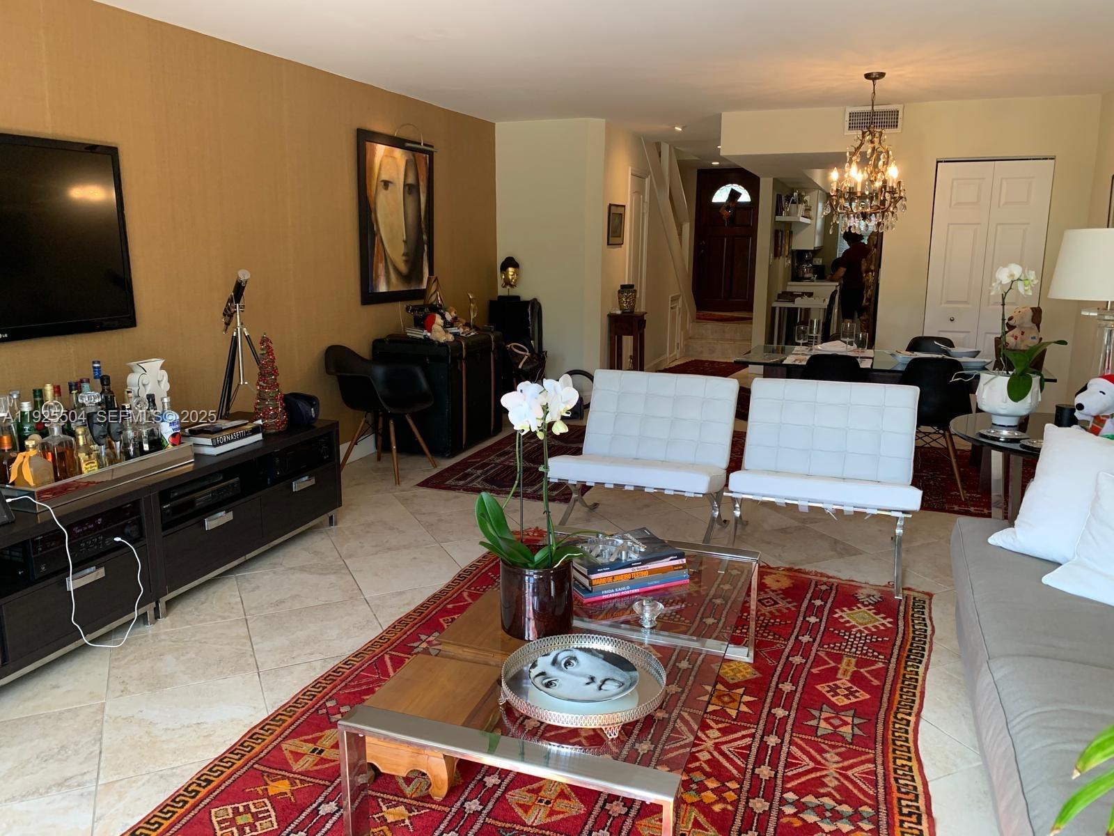 EXECUTIVE MANORS - Residential