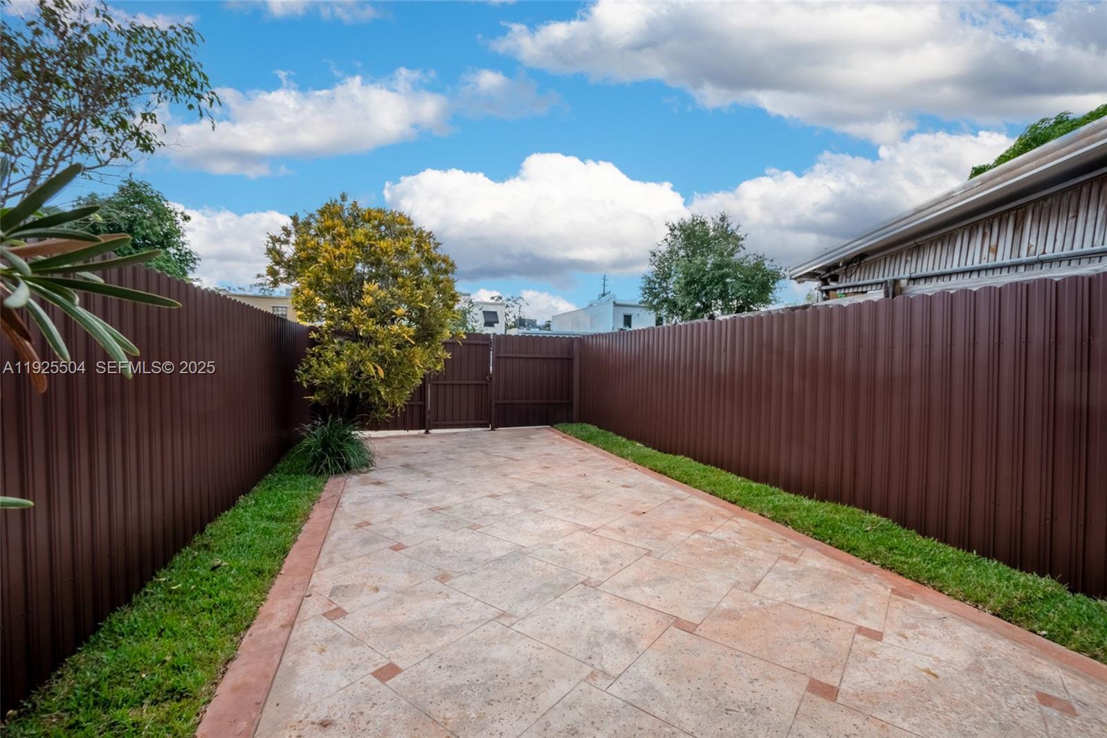 EXECUTIVE MANORS - Residential