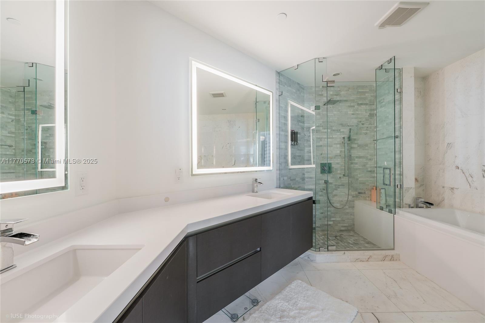 PARAMOUNT MIAMI WORLDCENT - Residential Lease