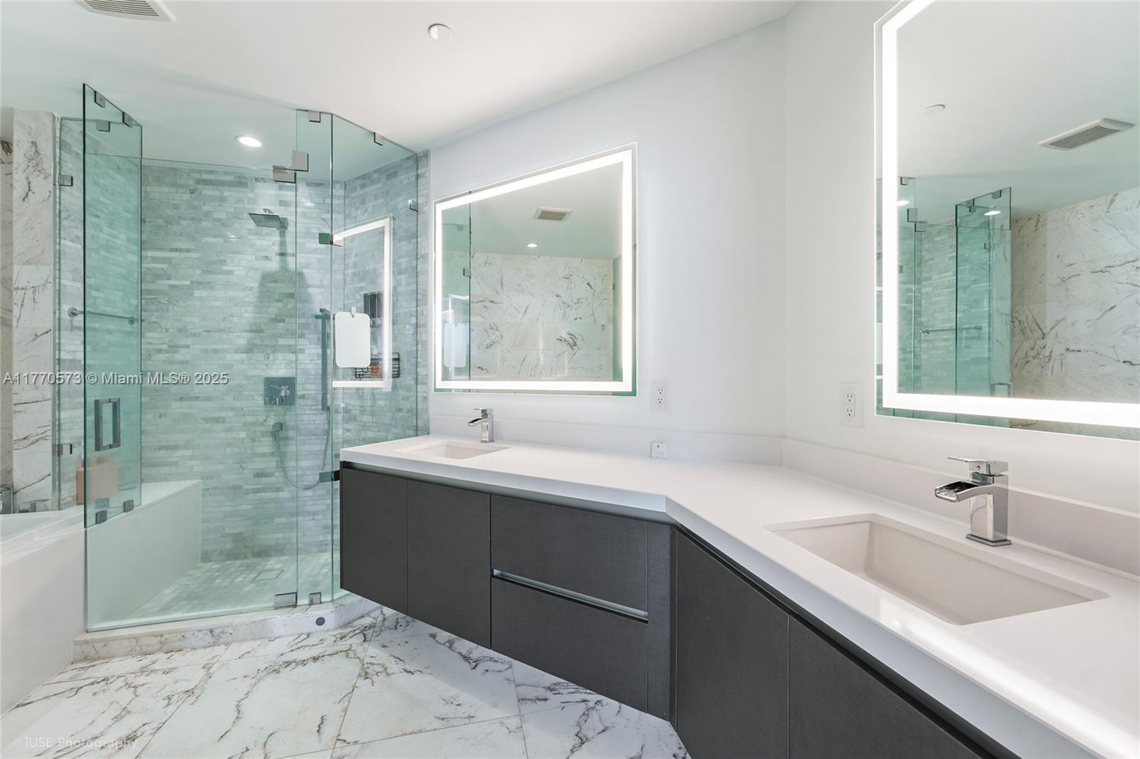 PARAMOUNT MIAMI WORLDCENT - Residential Lease