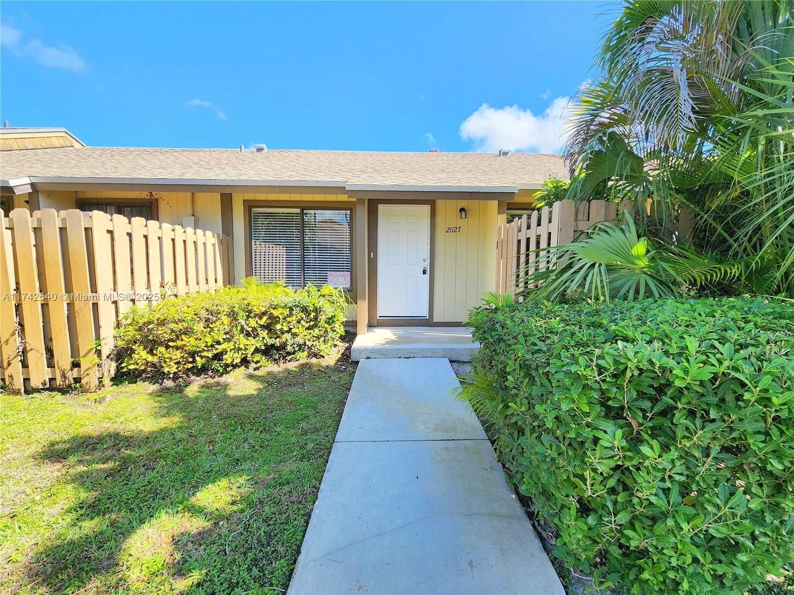 HOA INCLUDES FRONT LAWN MAINTENANCE AND 1 COMMUNITY POOL. EASY CONVERSION TO A 2ND BEDROOM! UPDATED TOWNHOME WITH LARGE CONCRETE SLAB YARD AND ENCLOSED SCREENED PATIO! NEW wood laminate flooring throughout. NEW Kitchen with granite countertops and NEW Stainless steel appliances. Washer and Dryer! Vaulted Ceilings and plenty of natural light.