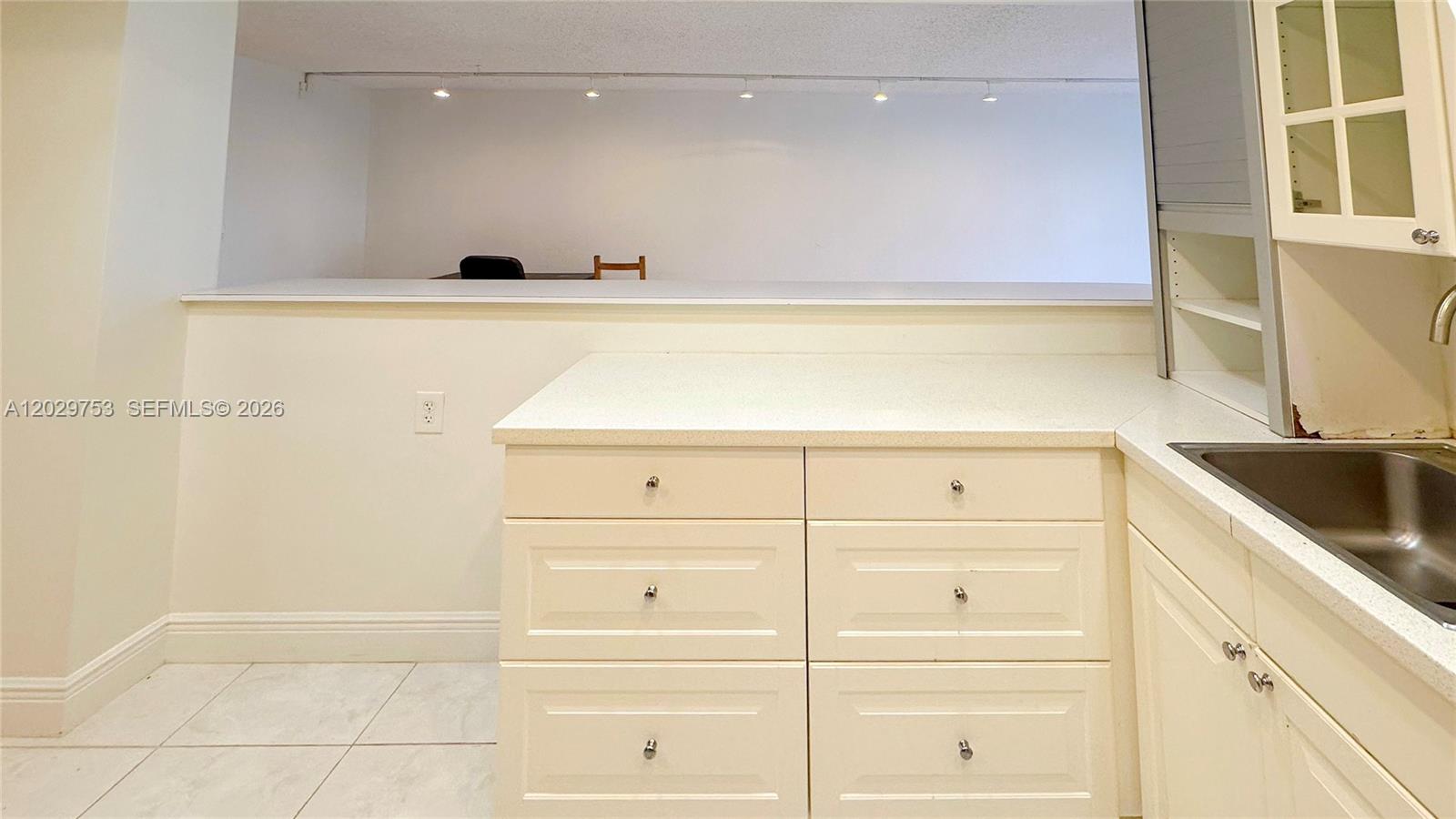 800 Parkview Dr 323