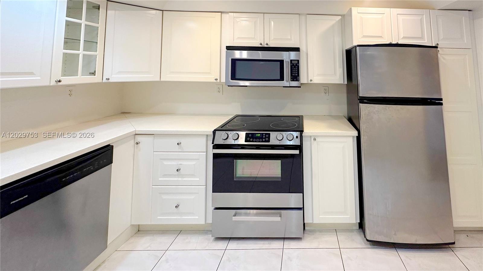 800 Parkview Dr 323