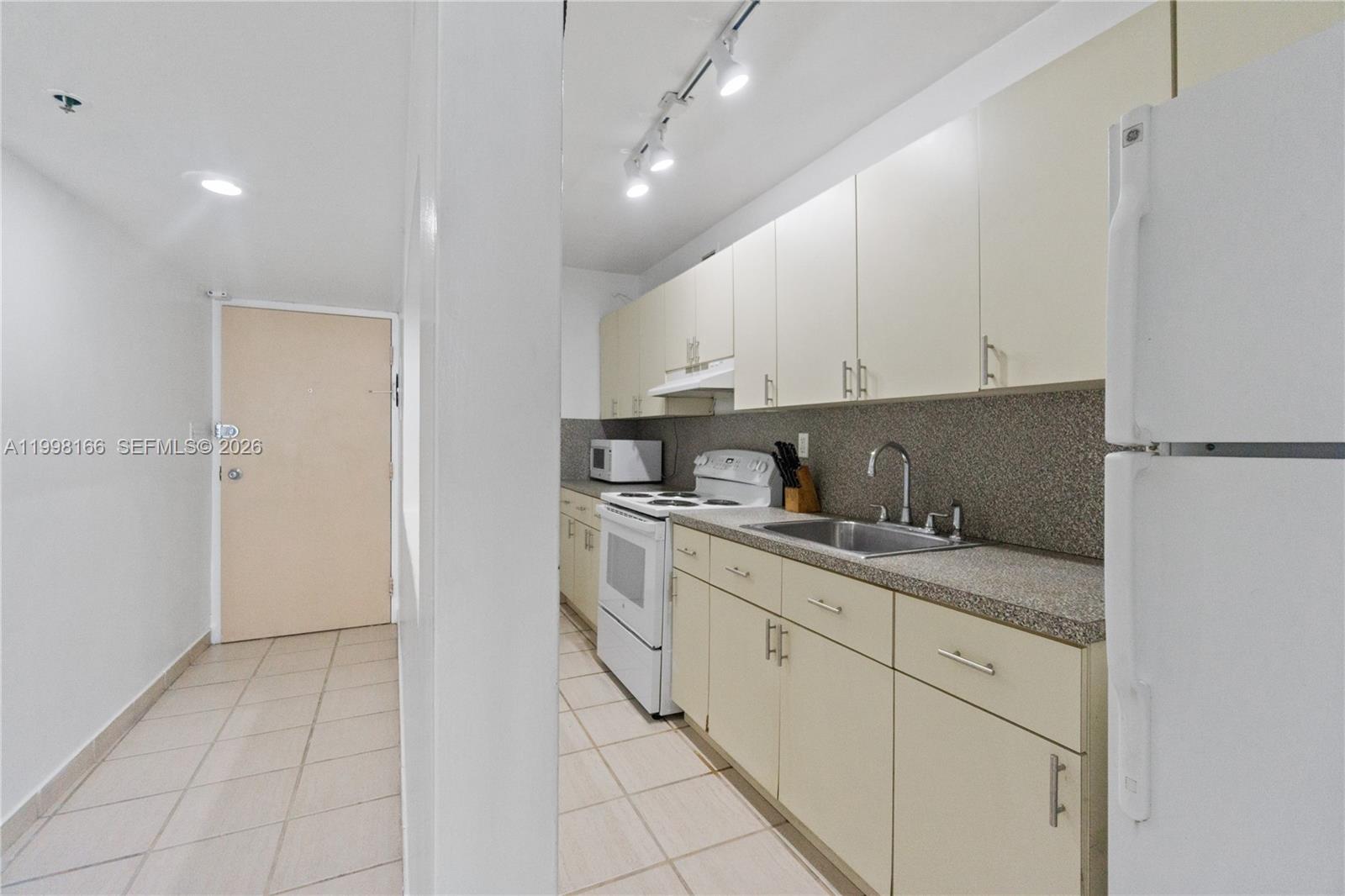 THE DECOPLAGE CONDO - Residential Lease