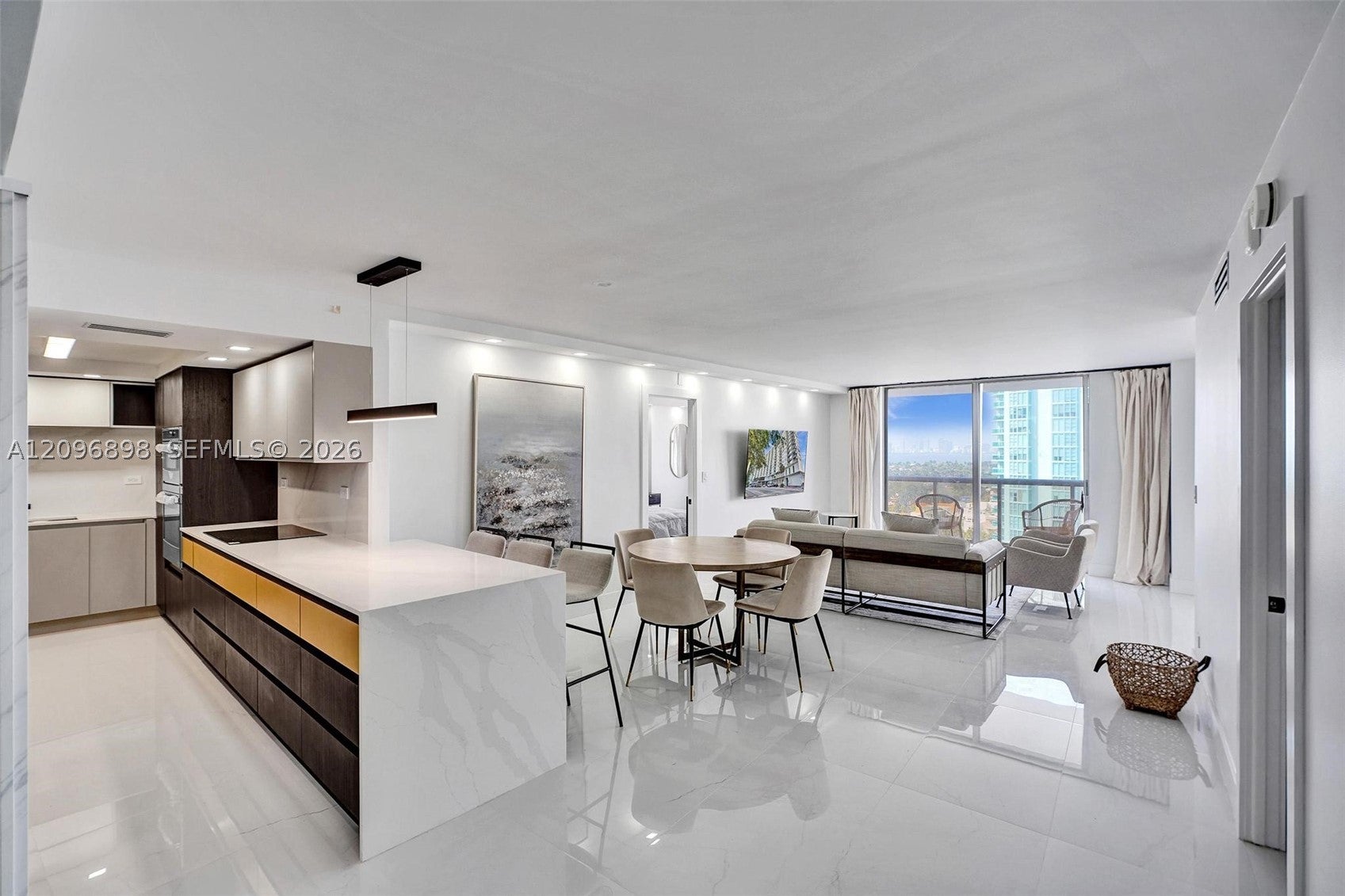6039 Collins Ave 1736