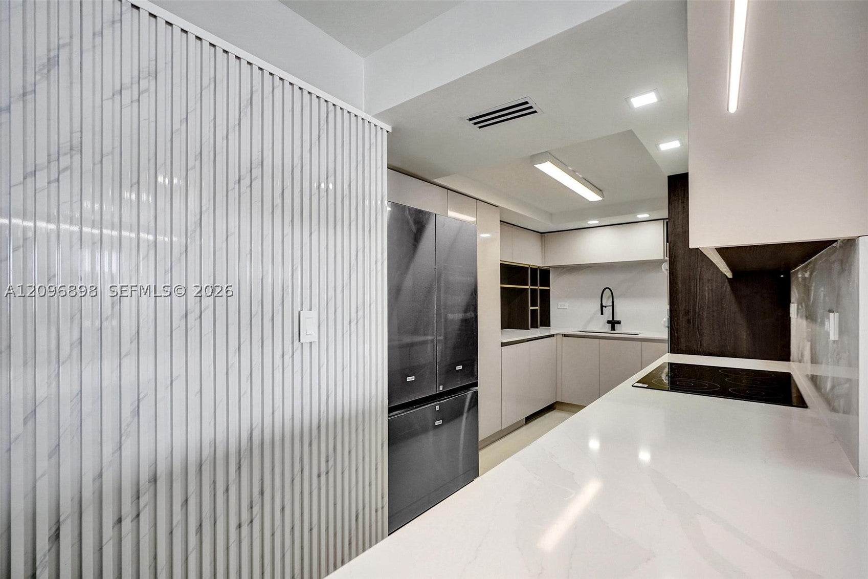 6039 Collins Ave 1736