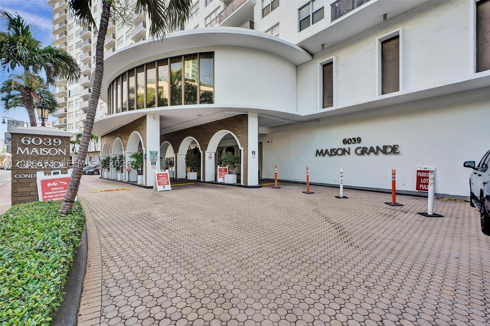 6039 Collins Ave 1736