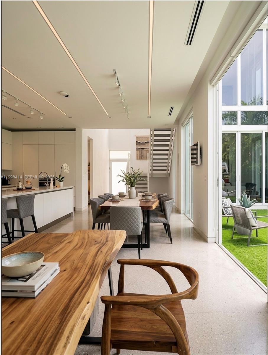 HOLLYWOOD LAKES SECTION - Residential