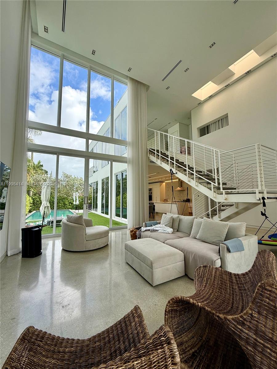 HOLLYWOOD LAKES SECTION - Residential