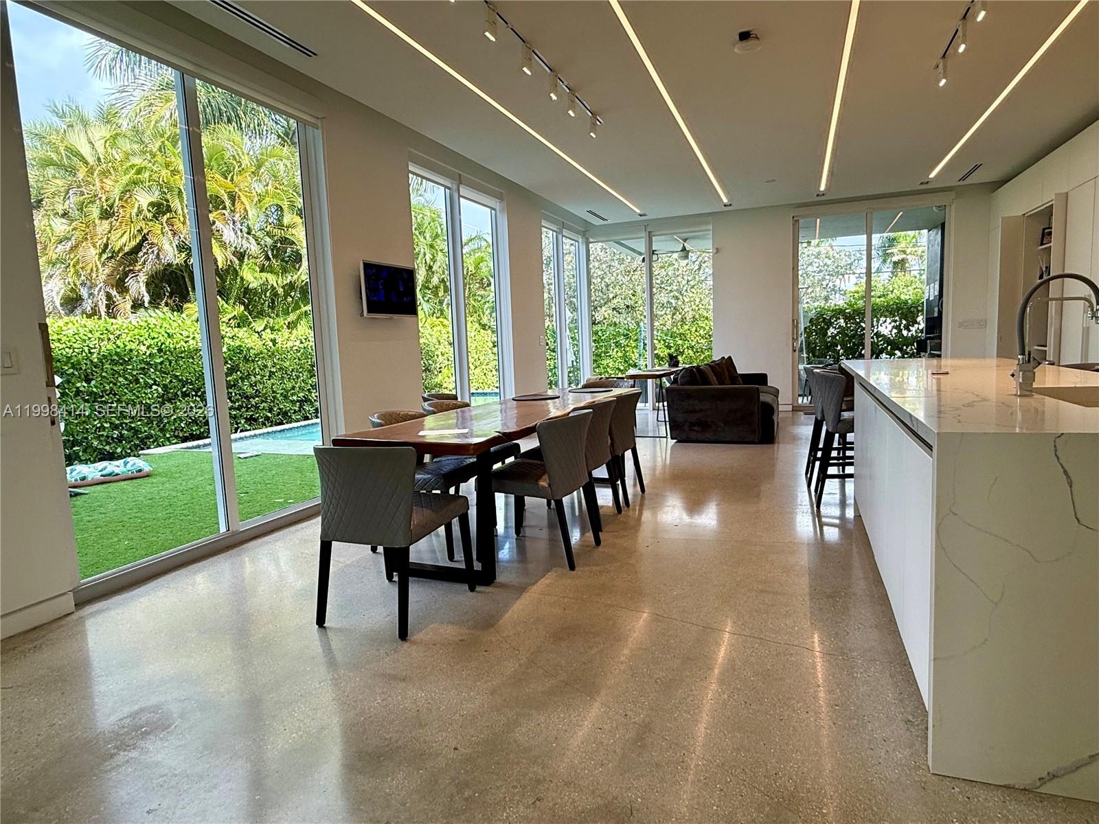 HOLLYWOOD LAKES SECTION - Residential