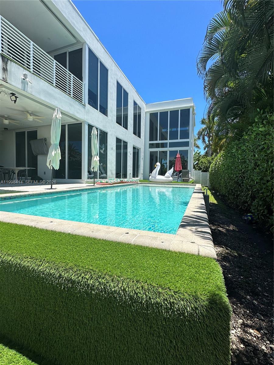 HOLLYWOOD LAKES SECTION - Residential