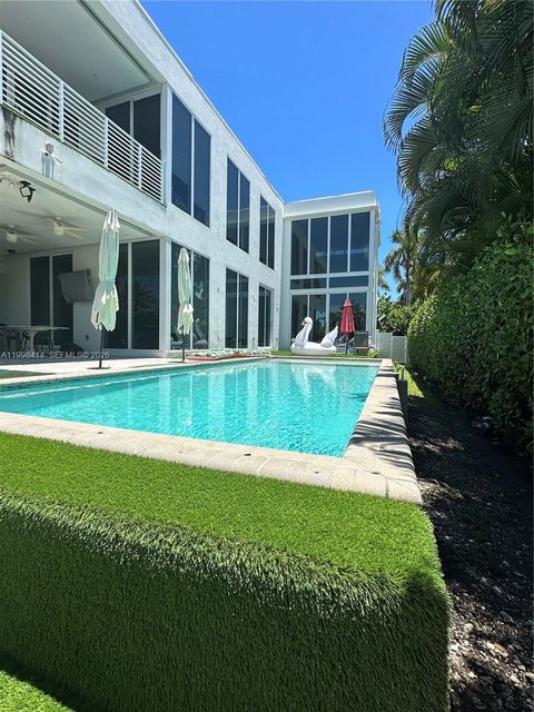 Photo of 949 Tyler St, Hollywood, FL 33019 (MLS # A11998414)