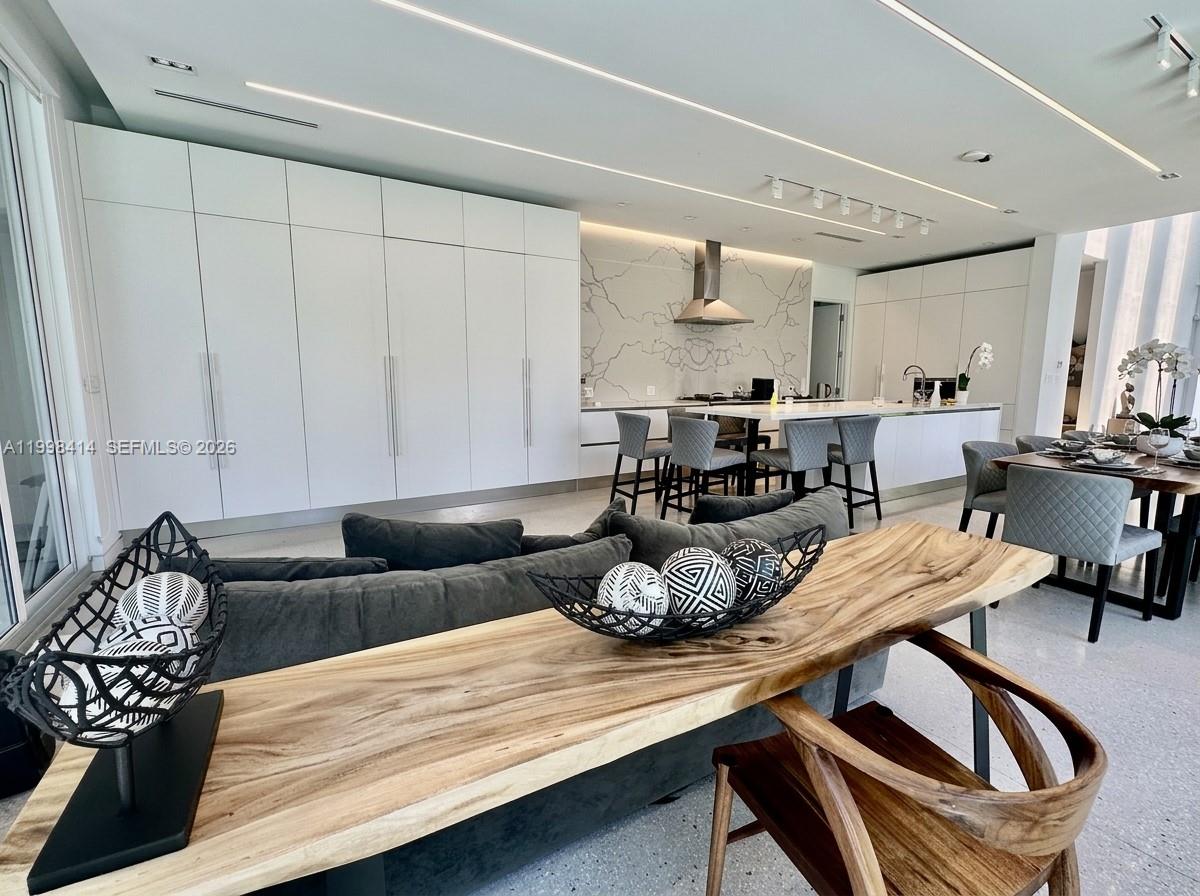 HOLLYWOOD LAKES SECTION - Residential