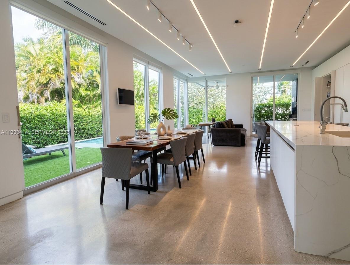 HOLLYWOOD LAKES SECTION - Residential