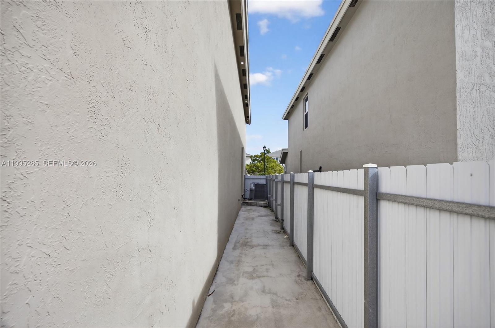 ROYAL HOMES WEST - Residential