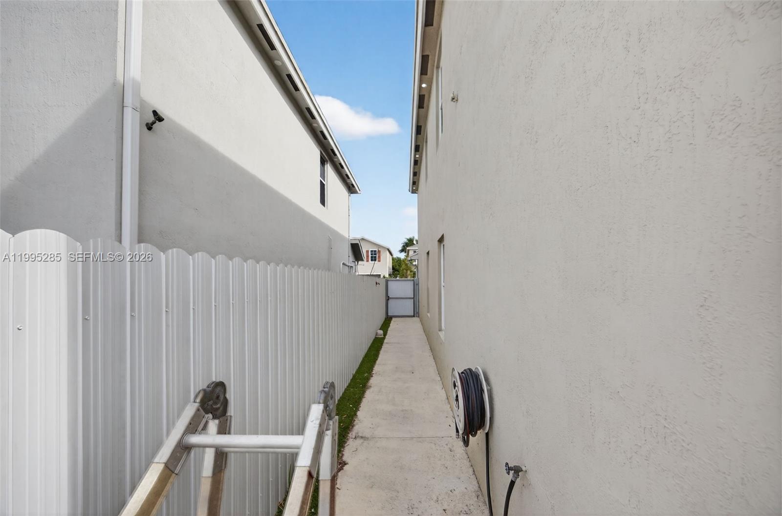 ROYAL HOMES WEST - Residential