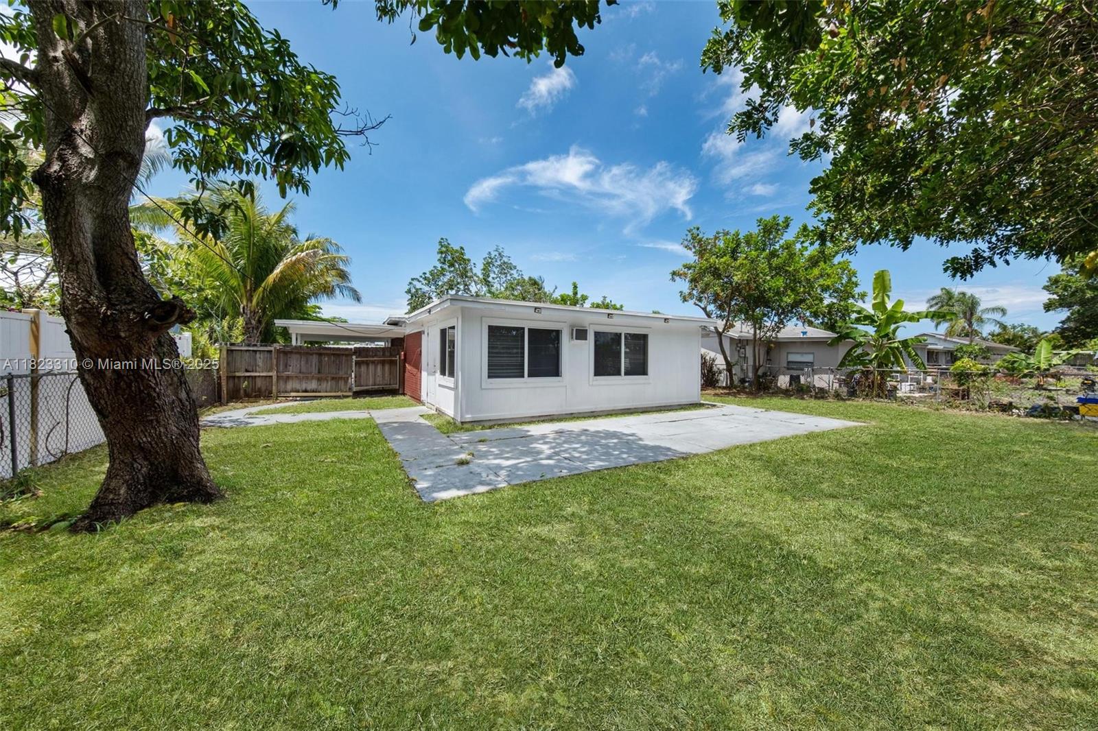 PALM BEACH CABANA COLONY - Residential
