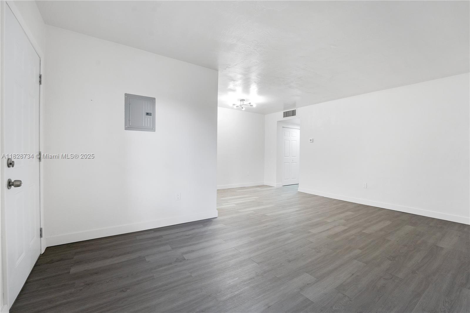 ***Spacious 1-Bedroom Apartment – Section 8 Welcome!
This bright and spacious first-floor 1-bedroom unit features a comfortable layout, brand-new appliances, central air conditioning, and ample natural light throughout.
Conveniently located in a prime area, you’re just steps from grocery stores, public transportation, and great dining options.
The building also offers on-site laundry facilities, and rapid move-in is available!
We gladly accept Section 8 vouchers and work closely with voucher holders to help them secure the perfect home.
Don’t miss out — schedule your viewing today***
