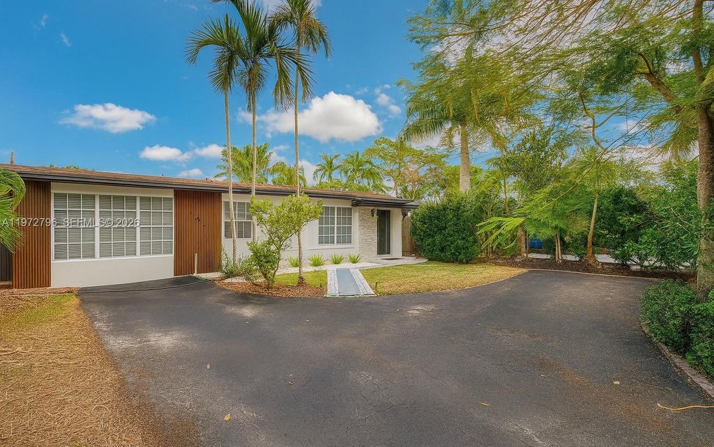 Photo of 1399 NE 38th St, Oakland Park, FL 33334 (MLS # A11972796)