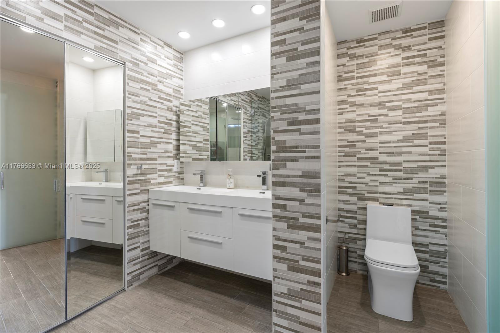 POD 5 AT MONARCH LAKES - Residential