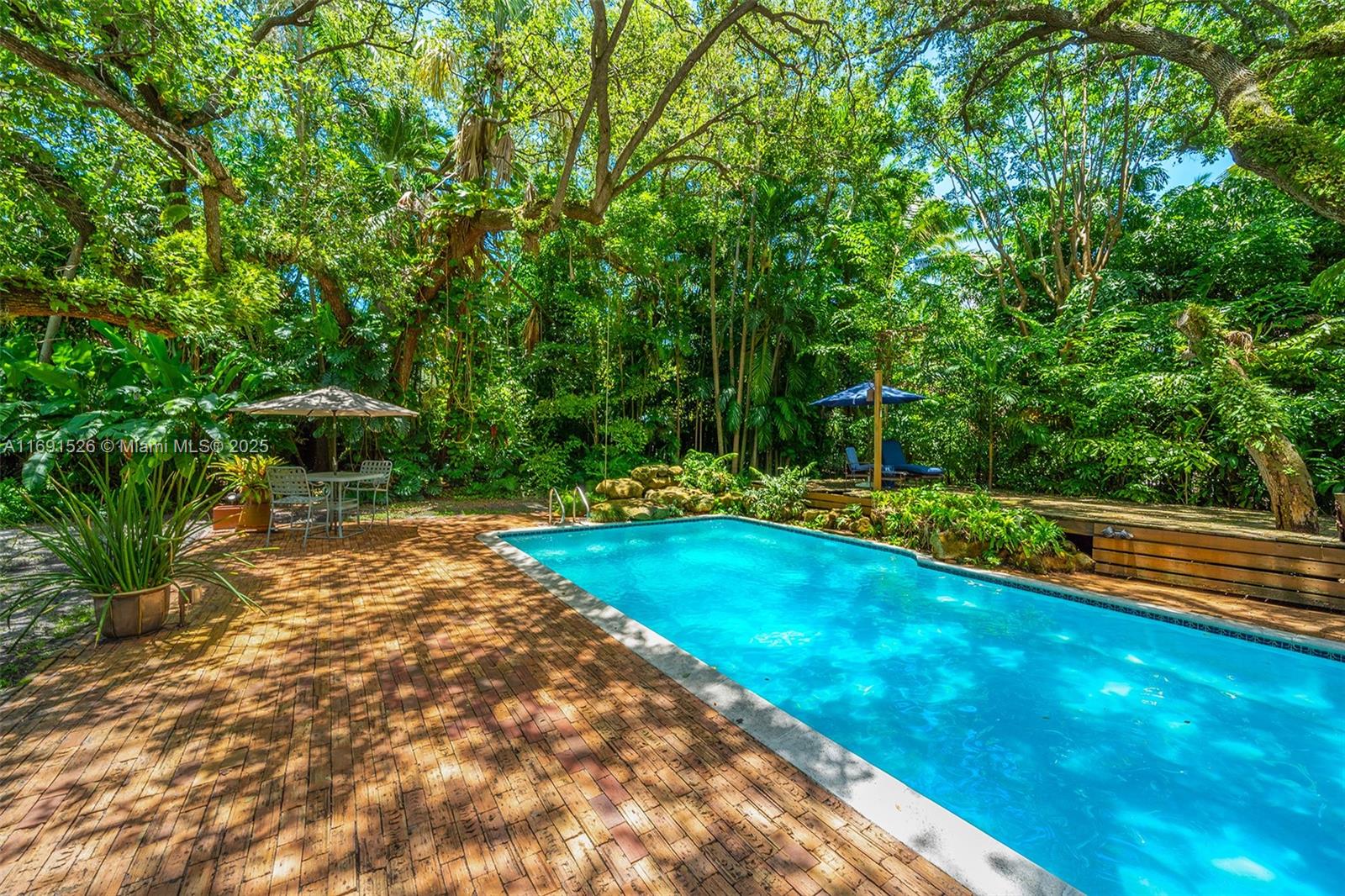 THE MOORINGS - Residential