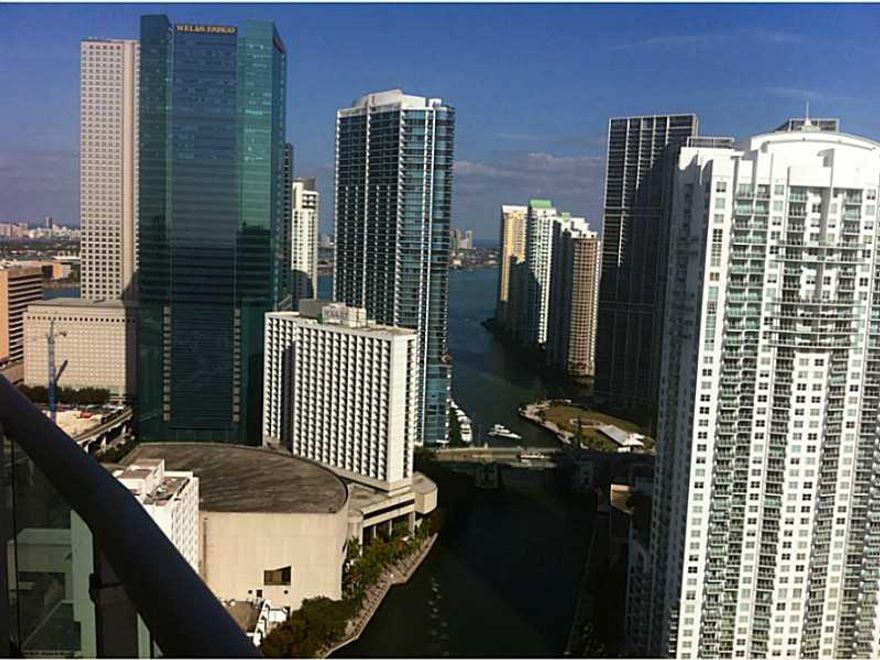 Best views that the Wind Condo can offer of the Miami River, Biscayne Bay and City Skyline. Large (1,385 sq.ft. under A/C), 3 bedroom (2 plus den) / 2 full bath unit with wrap-around balcony, granite kitchen, SS appliances. Open floor plan.  Building amen ities include pool, hot tub, state-of-the-art gym, racquetball court, sauna, party room & children playroom.  Gated community with 24/7 security and valet.  Walk to Brickell, Downtown and Bayside.