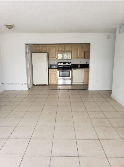 Rental Property at 4330 Nw 79th Ave 2A, Doral, Miami-Dade County, Florida - Bedrooms: 2 
Bathrooms: 2  - $2,200 MO.