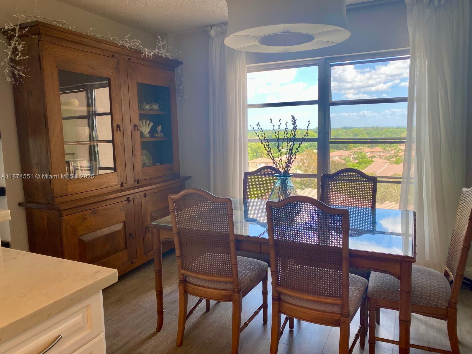 COUNTRY CLUB TOWER - Residential