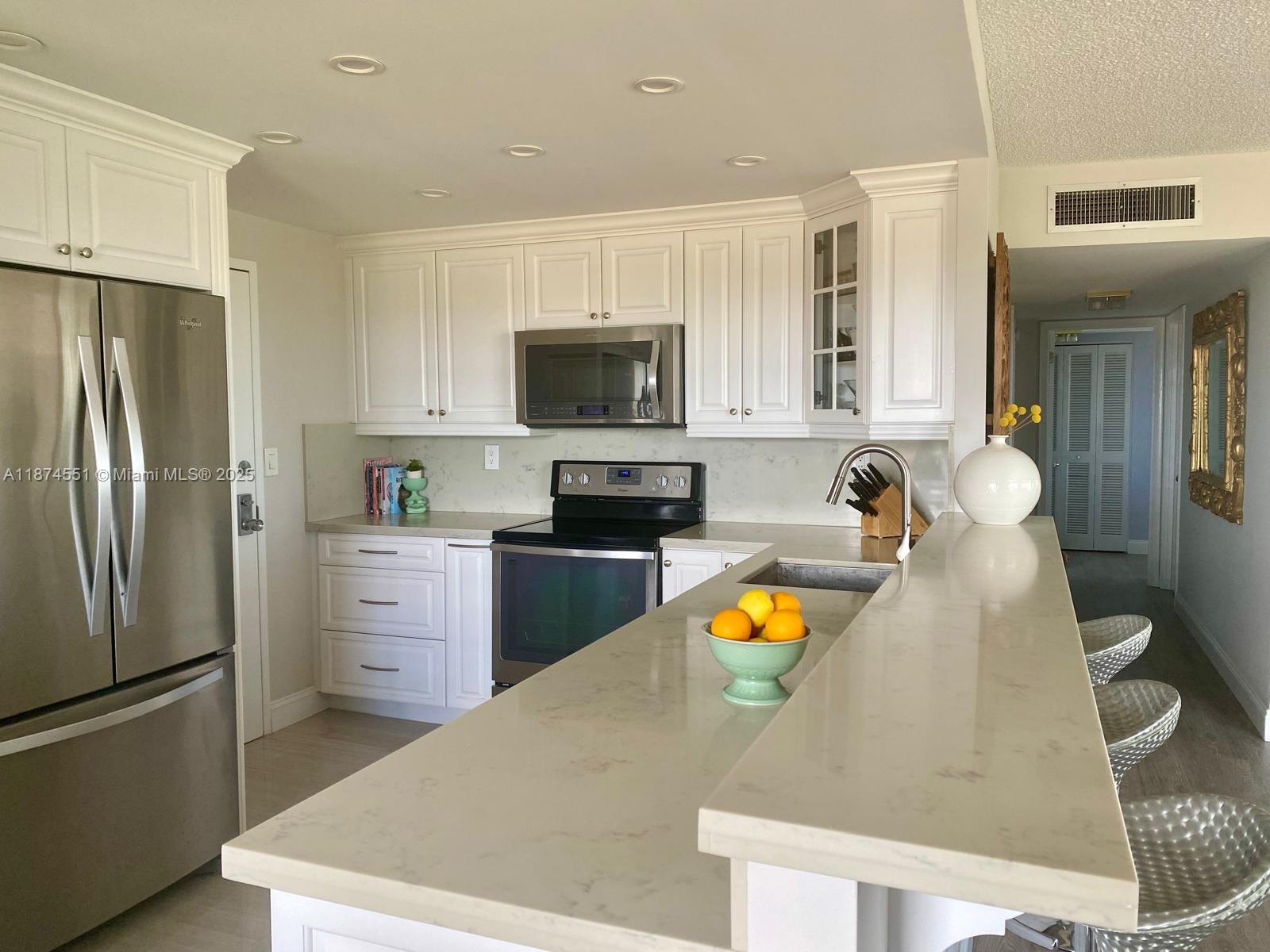 COUNTRY CLUB TOWER - Residential