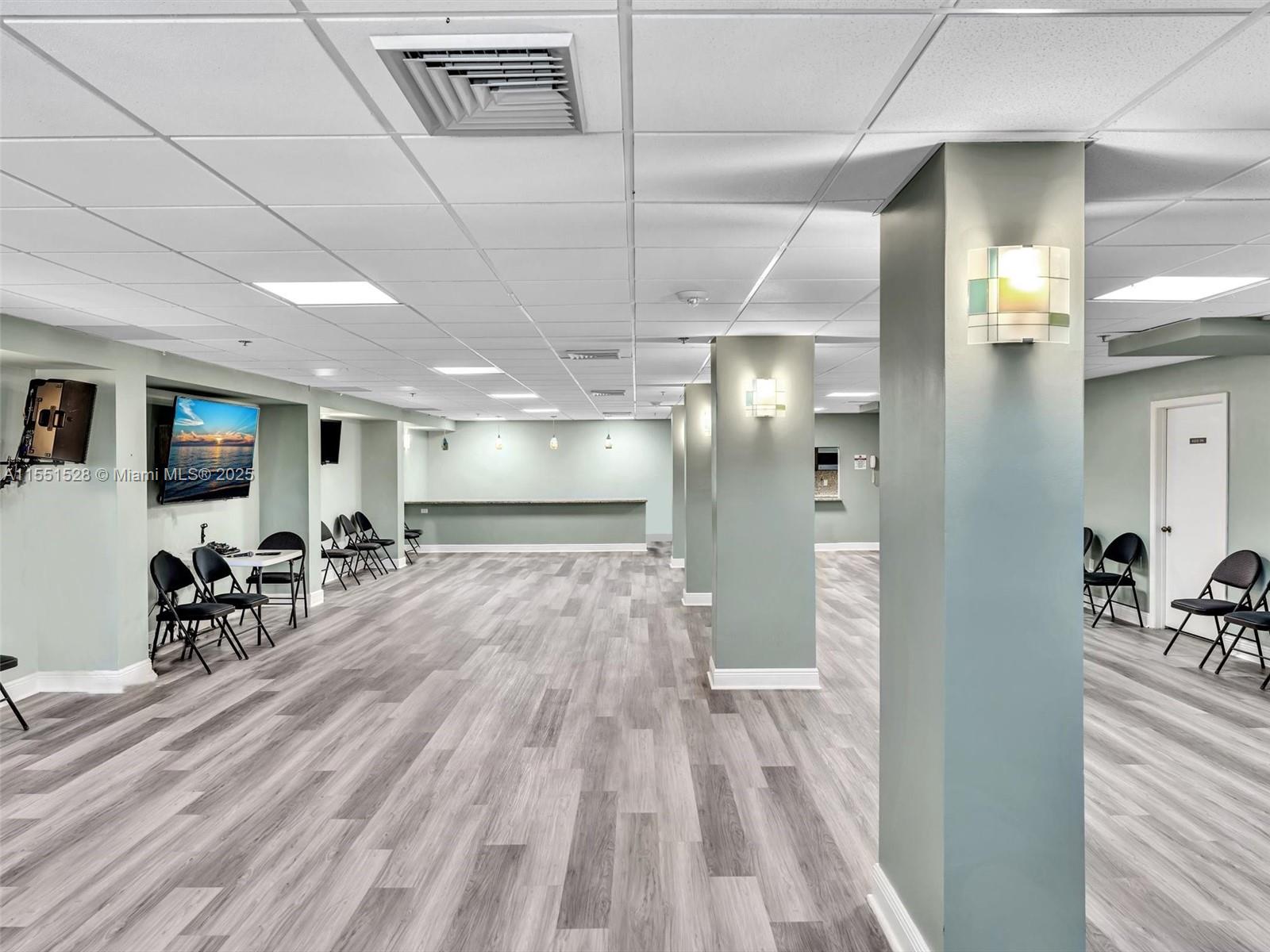 SUMMIT CONDO - Residential