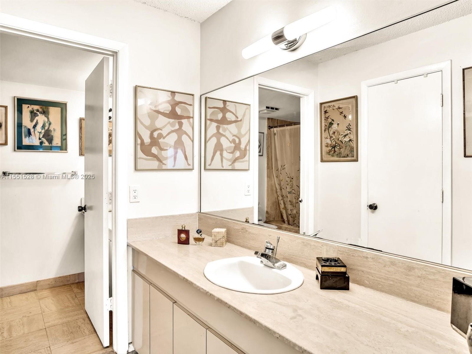 SUMMIT CONDO - Residential