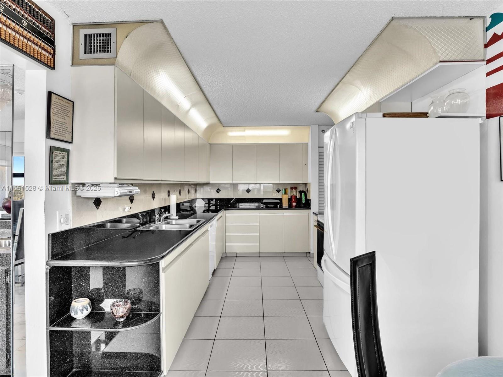 SUMMIT CONDO - Residential