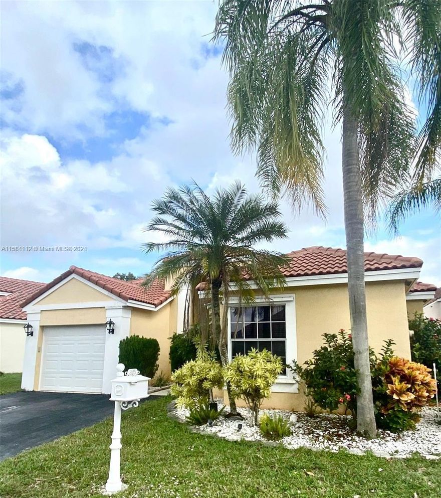 As Is. Roof practically new, redone at the end of 2018. Updated bathrooms. The best price in Weston for a property with its own pool! Bright and exclusive house with 3 bedrooms (1 en suite) and 2 bathrooms in Weston, meters from one of the best schools in Florida. Kitchen with bow window overlooking the pool. Gallery. Community with pool and children's park - as well as a basketball court and all with very low HOA fees. Great opportunity to live in the exclusive Weston school district in a home with its own pool! The HOA does not allow you to rent the house during the first two years after purchasing it. Property has its own pool and Jacuzzi.
Water heater is not working.