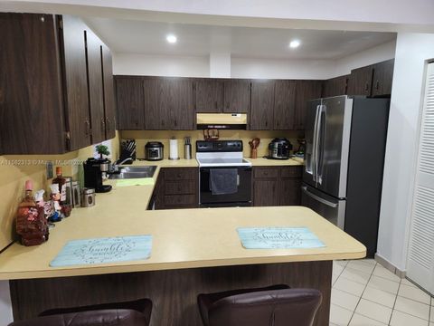 Single Family Residence in Pembroke Pines FL 1711 109th Ave Ave 8.jpg