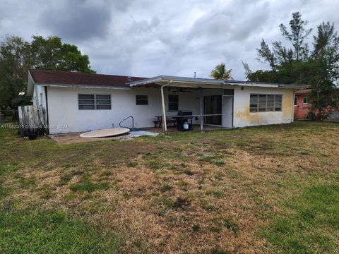 Single Family Residence in Pembroke Pines FL 1711 109th Ave Ave 34.jpg