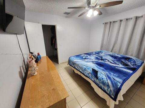 Single Family Residence in Pembroke Pines FL 1711 109th Ave Ave 20.jpg