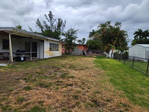 Single Family Residence in Pembroke Pines FL 1711 109th Ave Ave 33.jpg