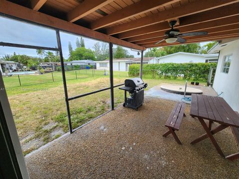 Single Family Residence in Pembroke Pines FL 1711 109th Ave Ave 30.jpg