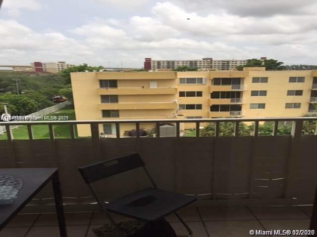 Great Location! Bright apartment on the top floor of the building. Must SEE!