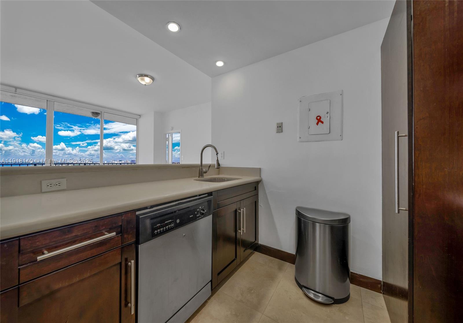 THE GRANDVIEW PALACE COND - Residential Lease