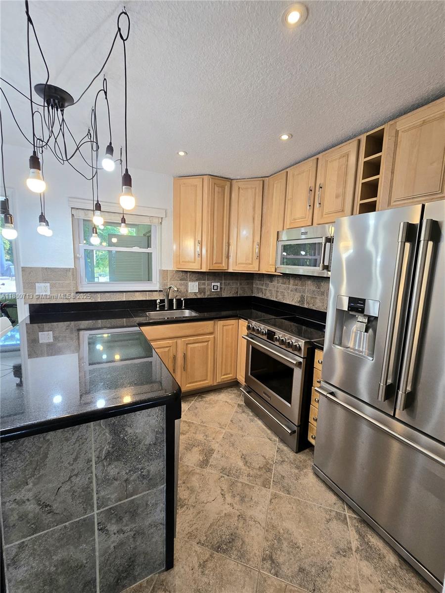845 NE 37th St 0
