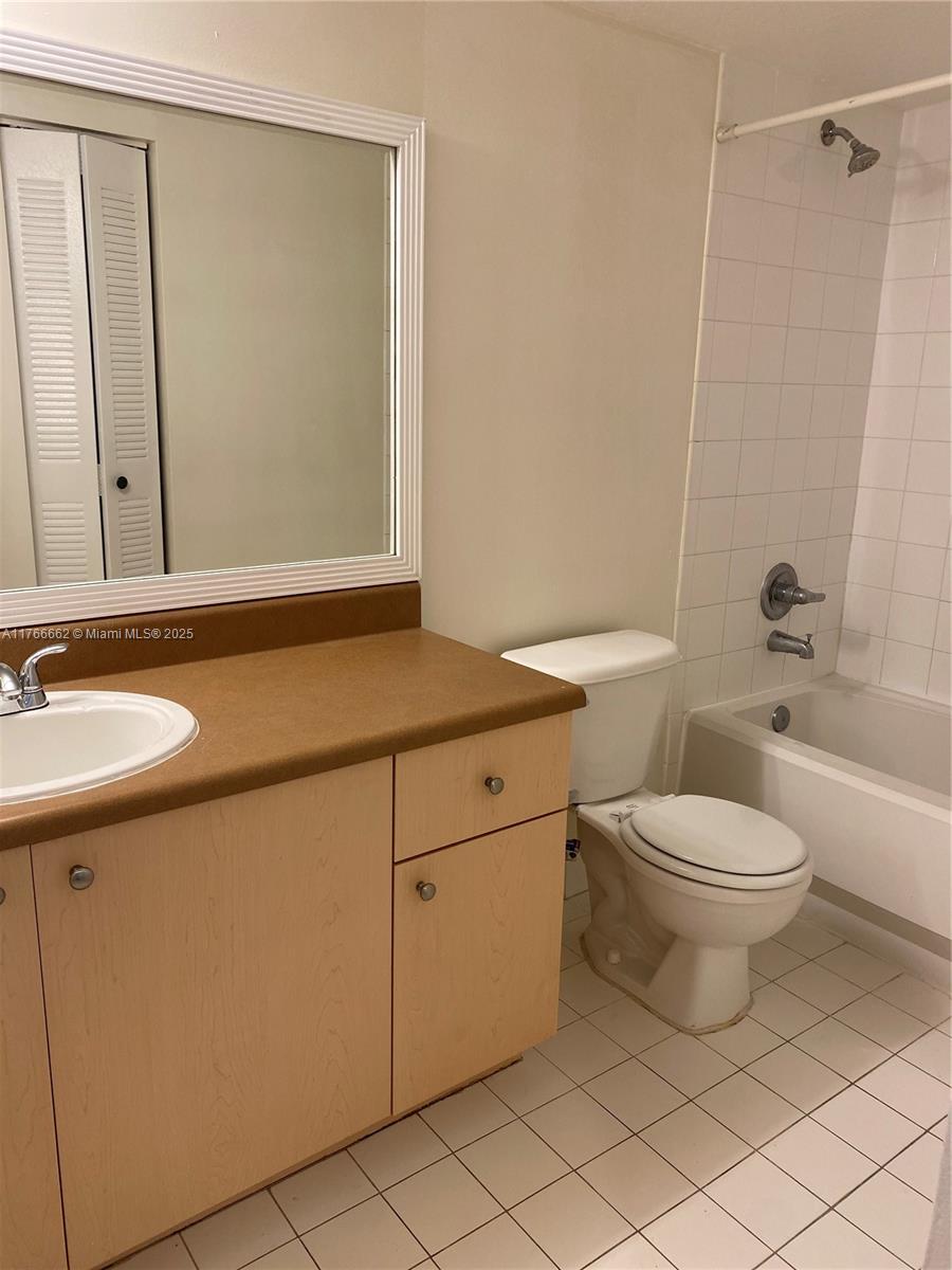 EMERALD ISLE AT LAGUNA LA - Residential Lease