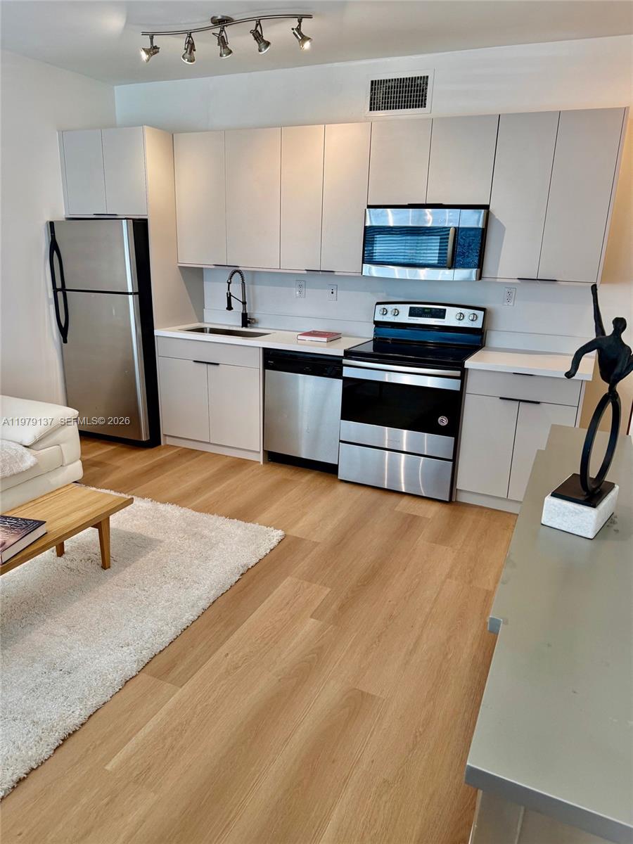 ELEVEN CONDO - Residential